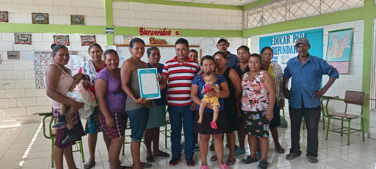 Honduras. Entrega de personería xurídica a grupos de economía local